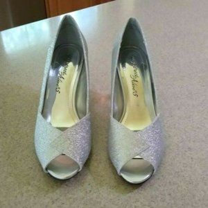 Easy Street Alive 5 Sz 7 Peep Toe Dress Heels